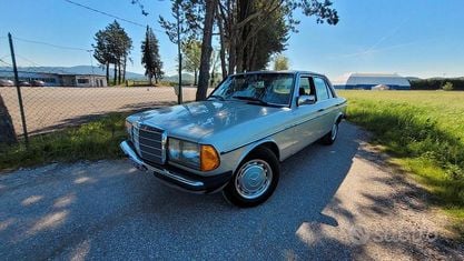 Begagnad Mercedes 200 109 HK (80 kW) 1983 Grå Sedan