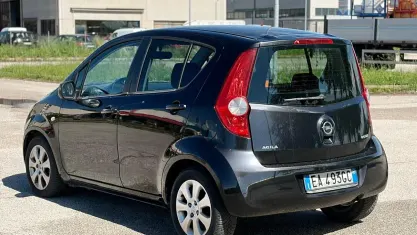 Usata Opel Agila 65 CV (47 kW) 2010 Nero Utilitaria