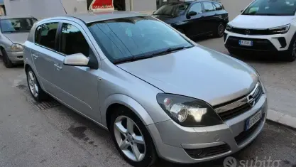 Usata Opel Astra Cosmo 110 CV (80 kW) 2011 Grigio Berlina