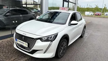 Usata Peugeot e-208 Allure 56 kW (77 CV) 2021 Bianco Utilitaria