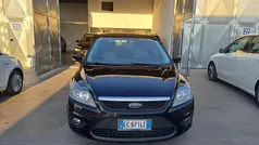 Usata 2010 Ford Focus Tre volumi | 2890 € (Buon prezzo)
