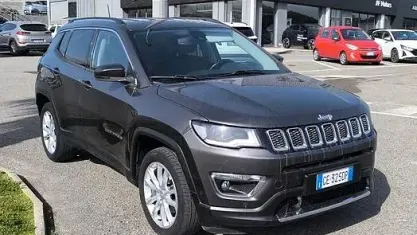 Käytetty Jeep Compass Limited 120 HP (88 kW) 2021 Harmaa Katumaasturi