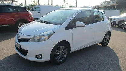 Bianco Usata 2014 Toyota Yaris Lounge Tre volumi | 6800 € (Buon prezzo)