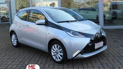 Second-hand Toyota Aygo X-cite 69 CP (50 kW) 2018 Argintiu Hatchback