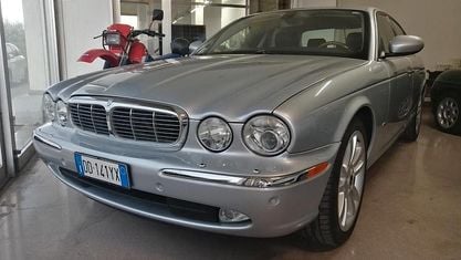 Usata Jaguar XJ Executive 207 CV (152 kW) 2007 Argento Berlina