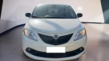 Usata Lancia Ypsilon Gold 70 CV (51 kW) 2021 Bianco Utilitaria