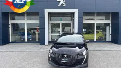 Usata Peugeot 208 GT 101 CV (74 kW) 2023 Nero Utilitaria