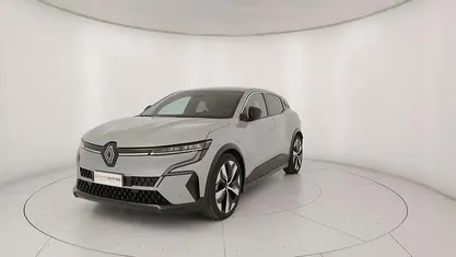 Grigio Usata 2023 Renault Megane E-Tech Techno SUV | 25.650 € (Buon prezzo)