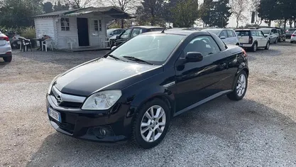 Usata Opel Tigra Sport 69 CV (50 kW) 2007 Nero Cabrio