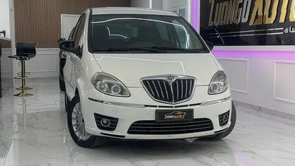 Usata Lancia Musa Platinum 95 CV (69 kW) 2011 Bianco Monovolume