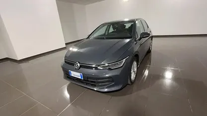 Usata VW Golf VIII Life 116 CV (85 kW) 2025 Grigia Berlina