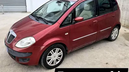 Begagnad Lancia Musa 90 HK (66 kW) 2006 Röd Minibuss