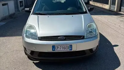 Usata Ford Fiesta Ghia 75 CV (55 kW) 2004 Grigio Utilitaria