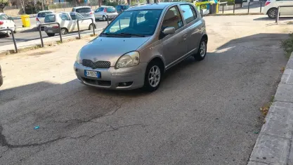 Usata Toyota Yaris 68 CV (50 kW) 2006 Grigio Berlina