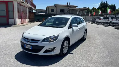 Usata Opel Astra Cosmo 110 CV (80 kW) 2013 Bianco Station wagon