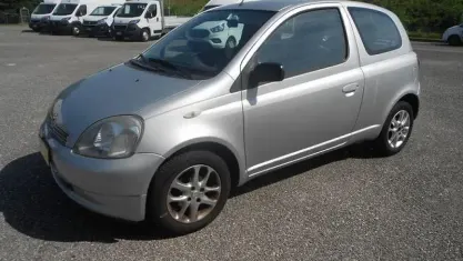 Usata Toyota Yaris 68 CV (50 kW) 2001 Grigio Utilitaria