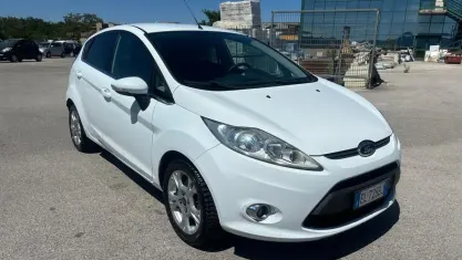 Usata Ford Fiesta Titanium 68 CV (50 kW) 2011 Bianco Berlina
