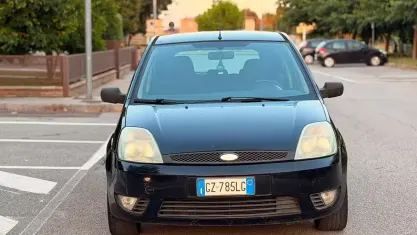 Usata Ford Fiesta Zetec 80 CV (58 kW) 2002 Nero Utilitaria