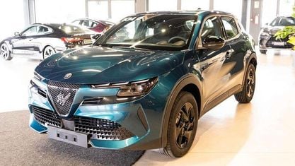 Nouă Alfa Romeo Junior 144 CP (105 kW) 2025 Albastru SUV