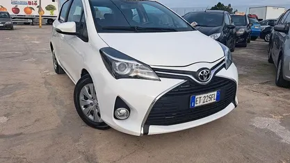 Bianco Usata 2014 Toyota Yaris Lounge Tre volumi | 8900 € (Buon prezzo)