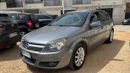 Usata Opel Astra Cosmo 102 CV (75 kW) 2005 Grigio Berlina