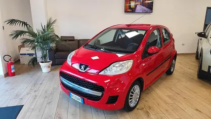 Rosso Usata 2011 Peugeot 107 Allure Due volumi | 5990 € (Buon prezzo)