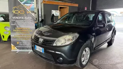 Usata Dacia Sandero Lauréate 72 CV (52 kW) 2010 Grigio Berlina