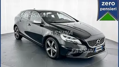 Usata Volvo V40 R-Design 120 CV (88 kW) 2018 Nero Utilitaria