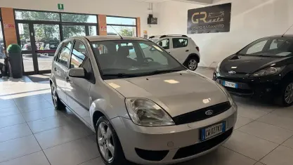 Usata Ford Fiesta 68 CV (50 kW) 2005 Grigio Utilitaria