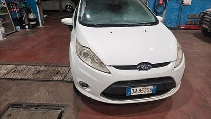Usata Ford Fiesta 70 CV (51 kW) 2009 Bianco Berlina