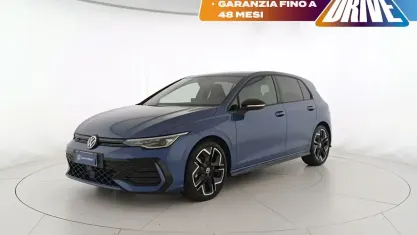 Usata VW Golf VIII R-line Plus 150 CV (110 kW) 2024 Anemone blue metallizzato Berlina