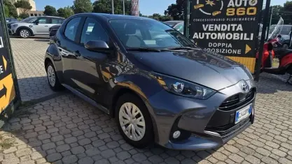 Usata Toyota Yaris Hybrid Business Edition 92 CV (67 kW) 2022 Grigio Berlina