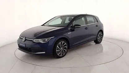 Usata VW Golf VIII Style 131 CV (96 kW) 2022 Blu metallizzato Utilitaria