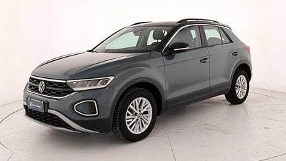Usata VW T-Roc Life 110 CV (80 kW) 2023 Petroleum blue metallizzato nero SUV