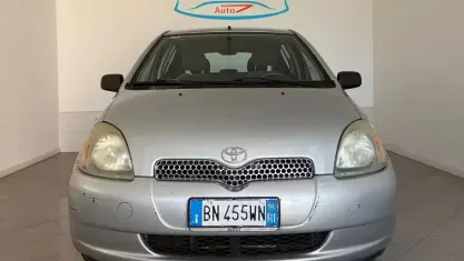 Usata Toyota Yaris Sol 68 CV (50 kW) 2000 Grigio Berlina