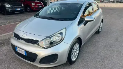 Usata Kia Rio LX 85 CV (62 kW) 2013 Grigio Berlina
