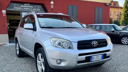Usata Toyota RAV4 136 CV (100 kW) 2007 Argento SUV