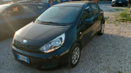 Usata Kia Rio GT 75 CV (55 kW) 2013 Nero Berlina
