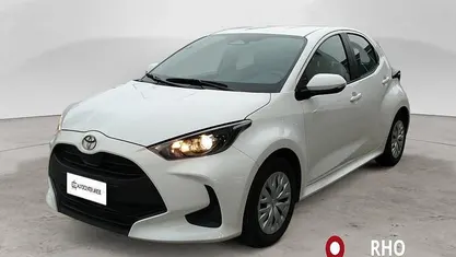 Usata Toyota Yaris Hybrid Active 92 CV (67 kW) 2025 Bianco Berlina
