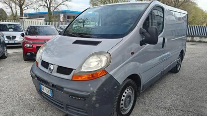 Usata Renault Trafic 101 CV (74 kW) 2002 Gray Monovolume