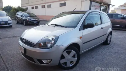 Usata Ford Fiesta Zetec 68 CV (50 kW) 2003 Grigio Utilitaria