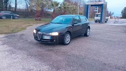 Usata Alfa Romeo 147 105 CV (77 kW) 2007 Nero Utilitaria