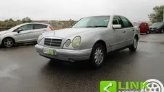 Grigio Usata 1997 Mercedes E200 Elegance Tre volumi | 4900 € (Buon prezzo)