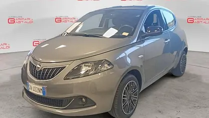 Usata Lancia Ypsilon Gold 69 CV (50 kW) 2023 Grigio Utilitaria