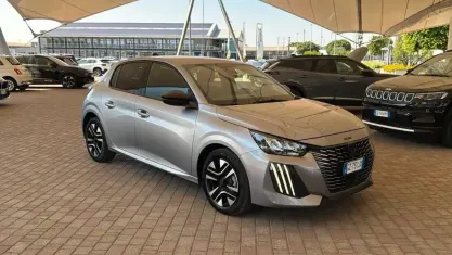 Usata Peugeot 208 Allure 101 CV (74 kW) 2025 Grigio Utilitaria