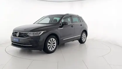 Usata VW Tiguan Life 131 CV (96 kW) 2023 Urano grey SUV