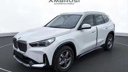 Nuova BMW iX1 xLine 150 kW (204 CV) 2025 Alpin white pastello SUV