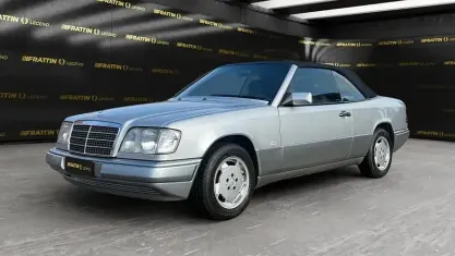 Usata Mercedes E200 136 CV (100 kW) 1995 Grigio Cabrio