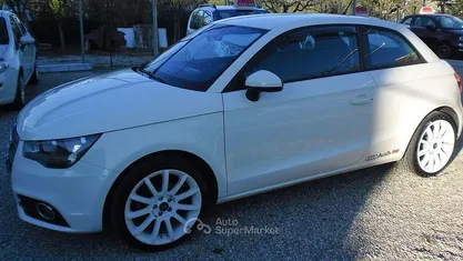 Bianco Usata 2012 Audi A1 Ambiente Tre volumi | 7800 € (Buon prezzo)