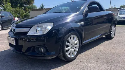 Usata Opel Tigra Sport 90 CV (66 kW) 2005 Nero Cabrio